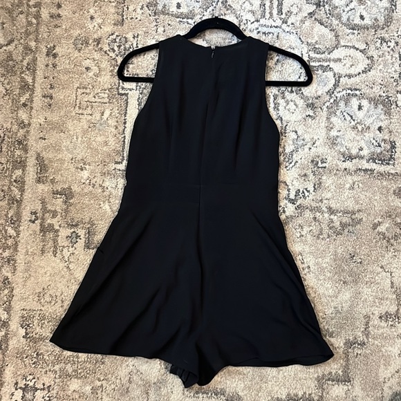 Black shorts one piece romper low-cut with pockets - Picture 3 of 3